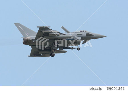 飛行機 戦闘機 着陸 エアブレーキの写真素材