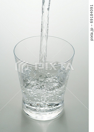 水 コップ 水滴 白バックの写真素材