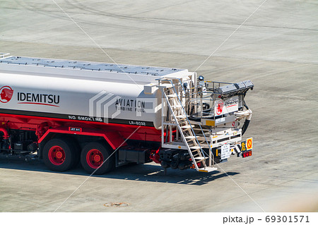 タンクローリー 空港 乗り物 作業車の写真素材 - PIXTA