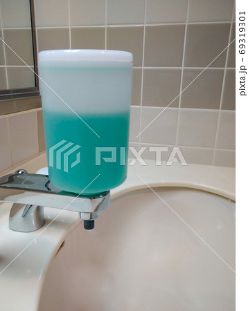 手洗い場 せっけん 石鹸 水道の写真素材