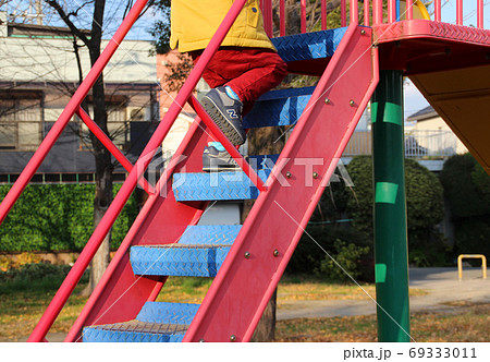 子供 足 階段 登るの写真素材