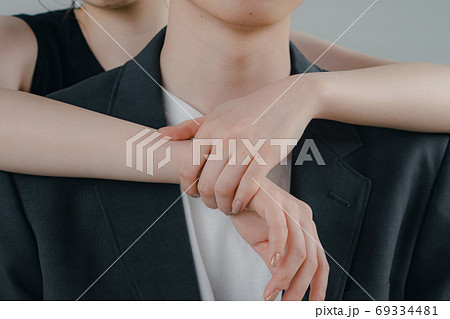 バックハグ 二名の写真素材