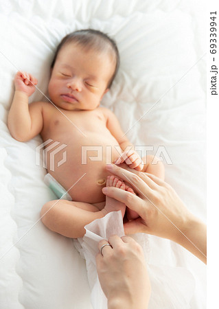 赤ちゃん おしり かわいい 子供の写真素材