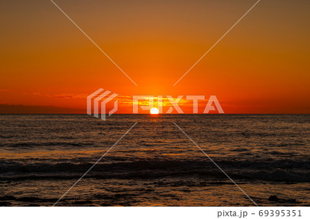 ハワイ 海 夕焼け グラデーションの写真素材