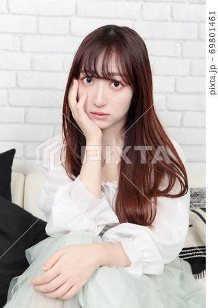 ロングスカート 座る 人物 正面の写真素材