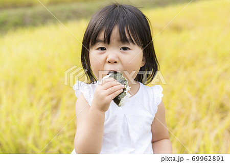 おにぎり 食べるの写真素材