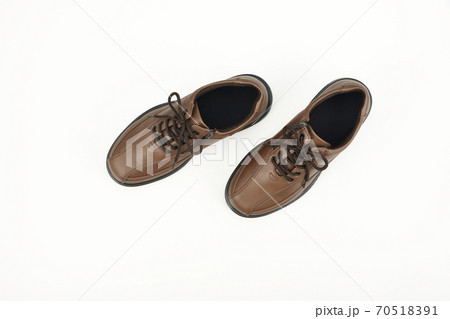 白バック 俯瞰 歩く 靴の写真素材