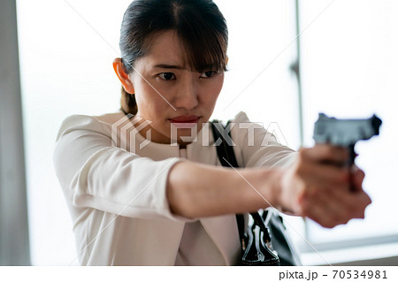 構える 拳銃の写真素材