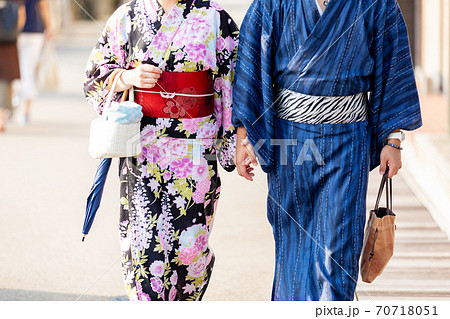 浴衣 デート 川 カップルの写真素材