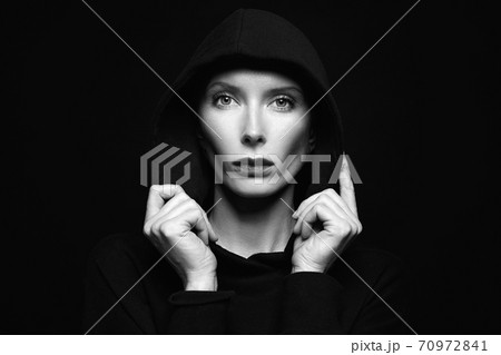 モノクロ 白黒 外国人 大人の写真素材