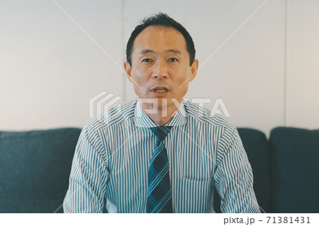 睨む 正面の写真素材 睨む 正面の写真素材