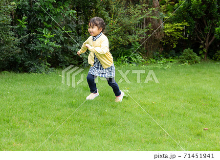 走る 子供の写真素材