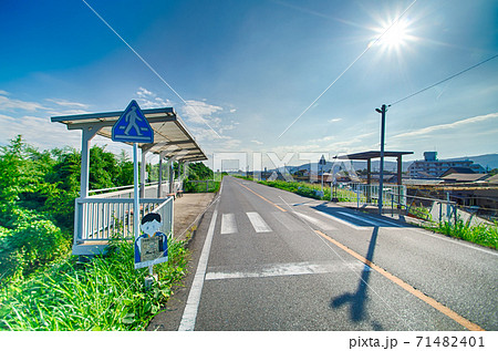 田舎 道路 バス停 風景の写真素材