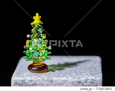 クリスマスツリー ガラス細工 木 緑色の写真素材