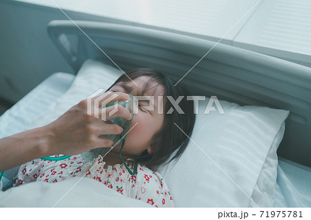 女の子 子供 酸素マスク 入院の写真素材