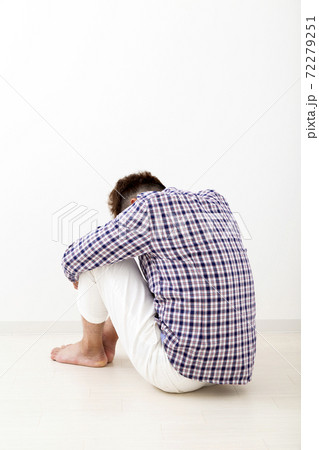 悩み 男性 悲しむ 体育座りの写真素材