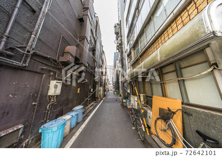 狭い道 東京都 路地裏の写真素材