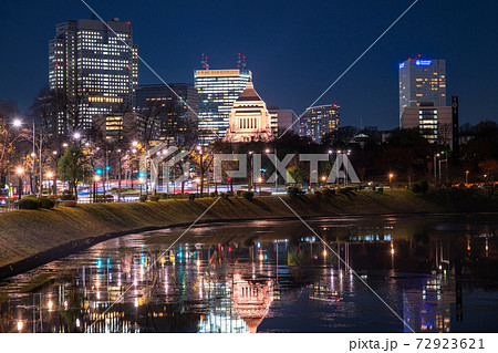 国会議事堂 夜 東京都 ライトアップの写真素材