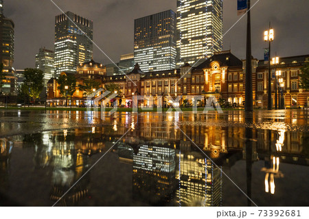 夜の東京丸の内の水溜り