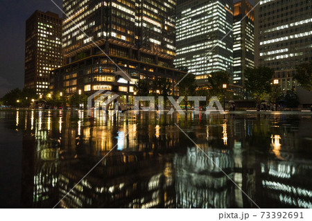 夜の東京丸の内の水溜り