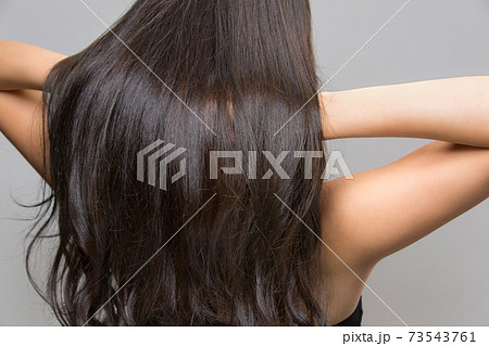 髪 後ろ姿 巻き髪 女性の写真素材