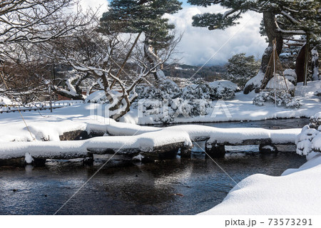 日本园林日本庭园日式庭园下雪的冬冬天照片素材