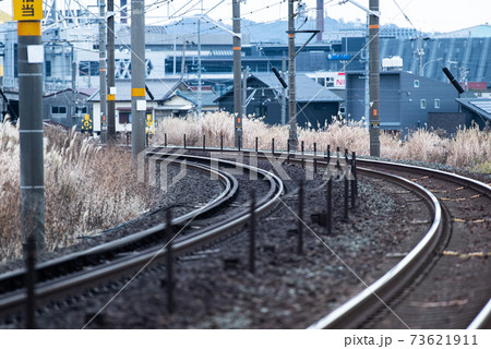 鉄道 線路 続く カーブの写真素材