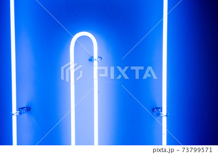 青く光るネオン管,照明機材,電灯,電飾