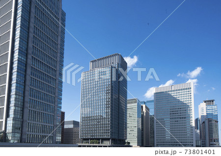 青空に建設された大手町の高層ビル群