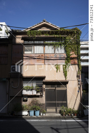 日本の古い木造二階建住宅/狭小住宅/一戸建て/