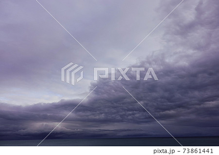 嵐の前触れ 雲の写真素材