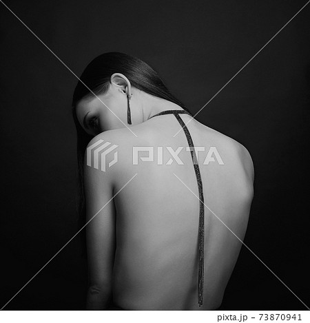 女性 背中 裸 モノクロ 女子 体 セクシーの写真素材