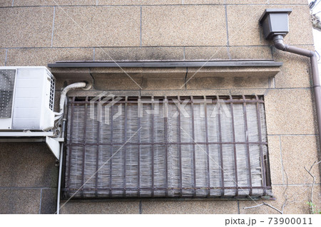 日本の木造モルタル住宅の古い窓,鉄格子,開かずの窓