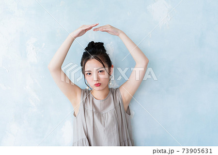 わき 脇 ポーズの写真素材