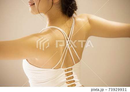 女性 筋肉 背中 ヨガの写真素材