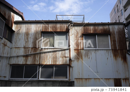 トタン作りの錆びた工場の壁/工事現場/町工場/廃墟	
