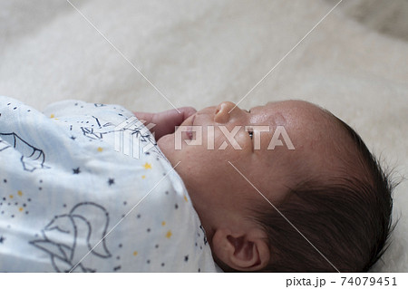 生後1週間 赤ちゃんの写真素材