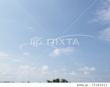 青空 ハート 飛行機雲 ブルーインパルスの写真素材