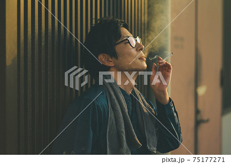 人物 男性 タバコ 吸うの写真素材