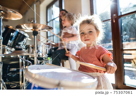 女の子 女子 少女 ドラムの写真素材