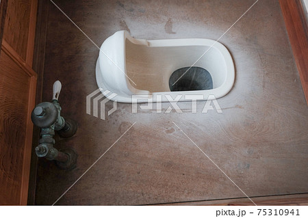 汲み取り式 トイレの写真素材