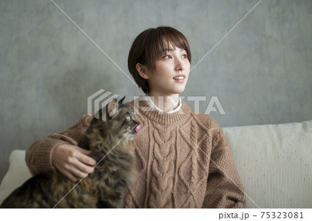 なつく 猫 人物の写真素材