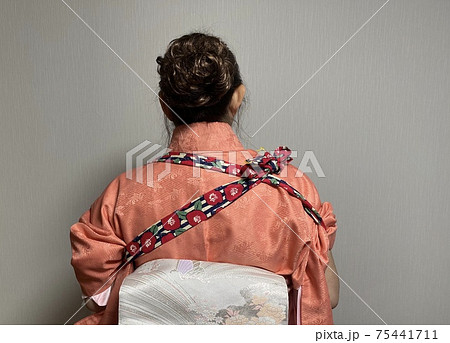 たすきがけ 着物 たすきの写真素材