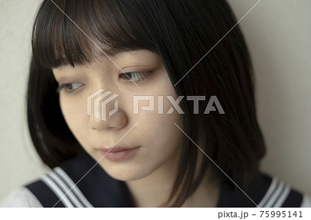 伏し目 女の子 女性の写真素材