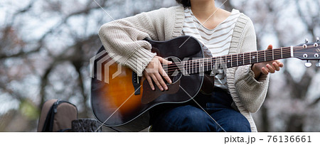 アコースティックギター 女性 かわいい 若い 少女 女子の写真素材