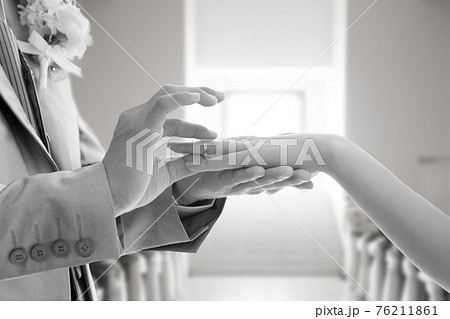 結婚式 指輪交換 モノクロ 白黒の写真素材