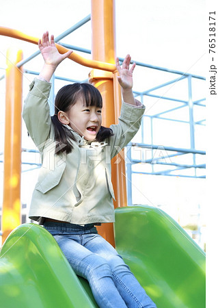 鉄棒 女の子の写真素材