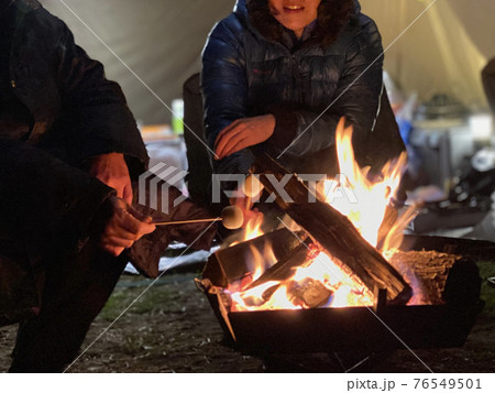 キャンプ 焚き火 マシュマロ 焼くの写真素材