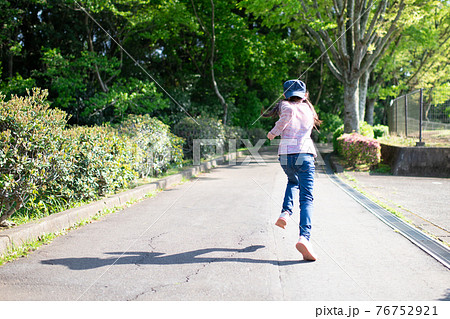 子供 背中 スニーカー 後姿の写真素材