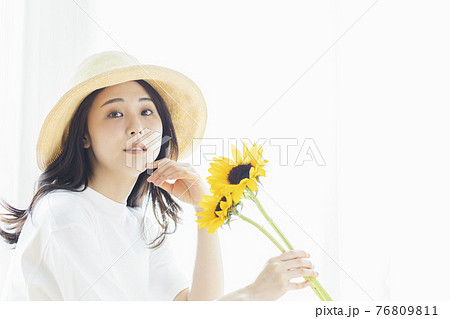 ひまわり ワンピース 麦わら帽子 夏の写真素材